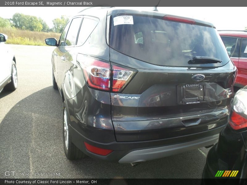 Magnetic / Charcoal Black 2018 Ford Escape SE
