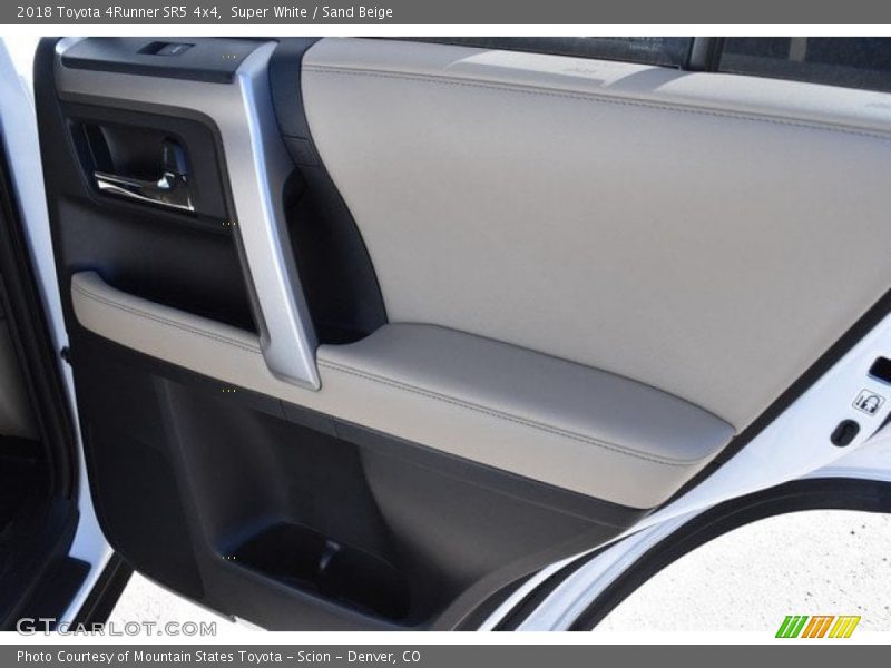 Super White / Sand Beige 2018 Toyota 4Runner SR5 4x4