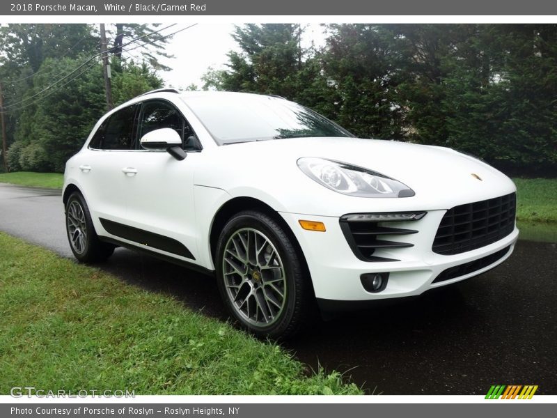 White / Black/Garnet Red 2018 Porsche Macan