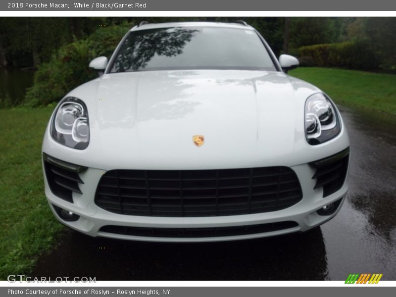 White / Black/Garnet Red 2018 Porsche Macan
