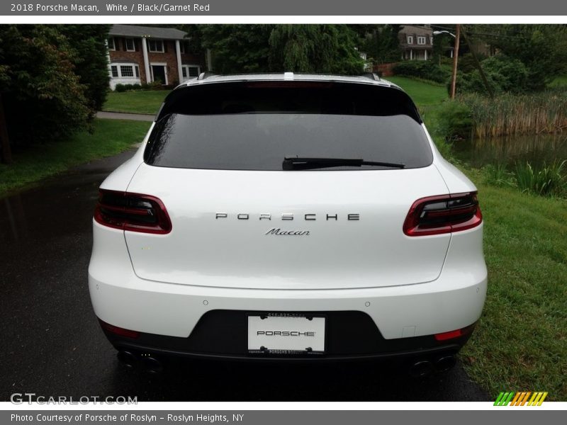 White / Black/Garnet Red 2018 Porsche Macan