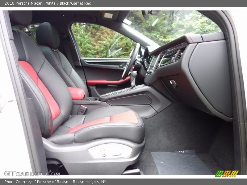 White / Black/Garnet Red 2018 Porsche Macan