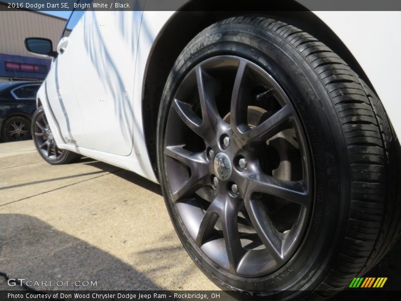 Bright White / Black 2016 Dodge Dart SE
