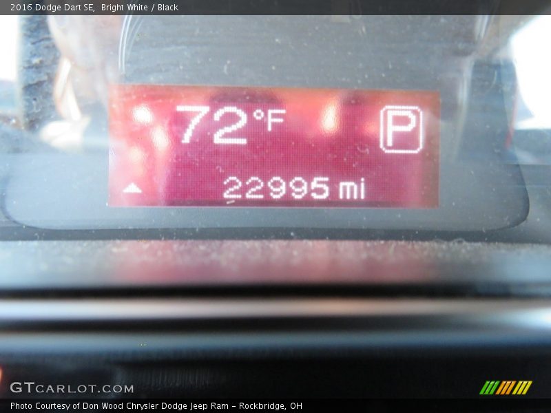Bright White / Black 2016 Dodge Dart SE