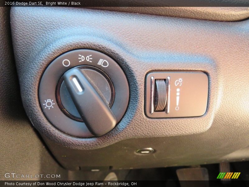 Bright White / Black 2016 Dodge Dart SE