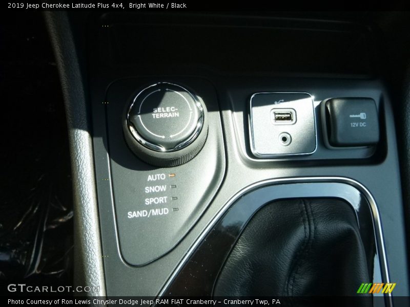 Bright White / Black 2019 Jeep Cherokee Latitude Plus 4x4