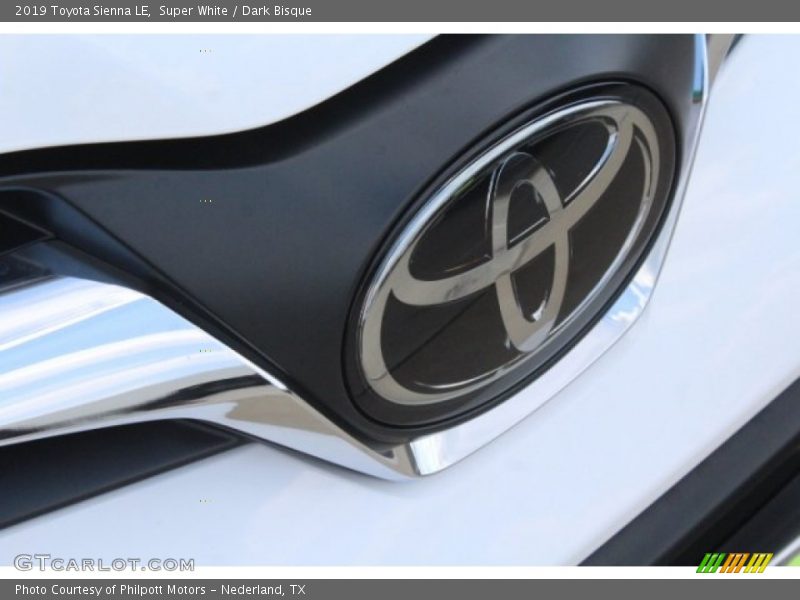 Super White / Dark Bisque 2019 Toyota Sienna LE