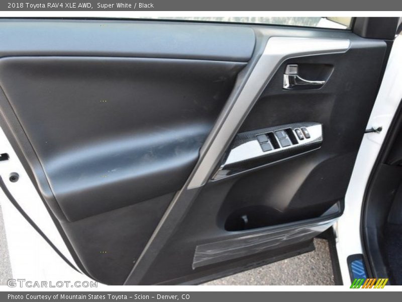 Super White / Black 2018 Toyota RAV4 XLE AWD