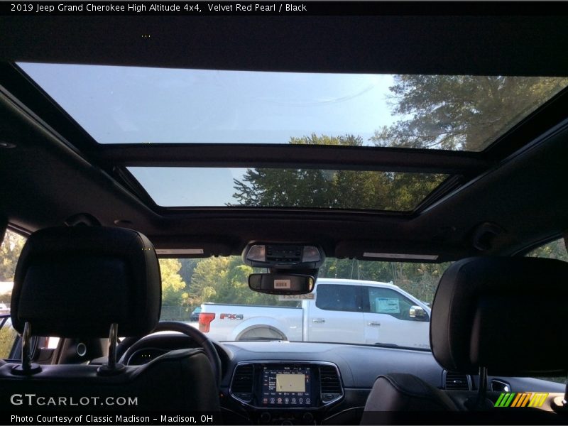 Sunroof of 2019 Grand Cherokee High Altitude 4x4