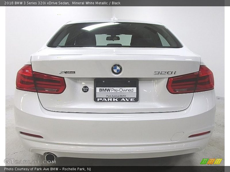 Mineral White Metallic / Black 2018 BMW 3 Series 320i xDrive Sedan