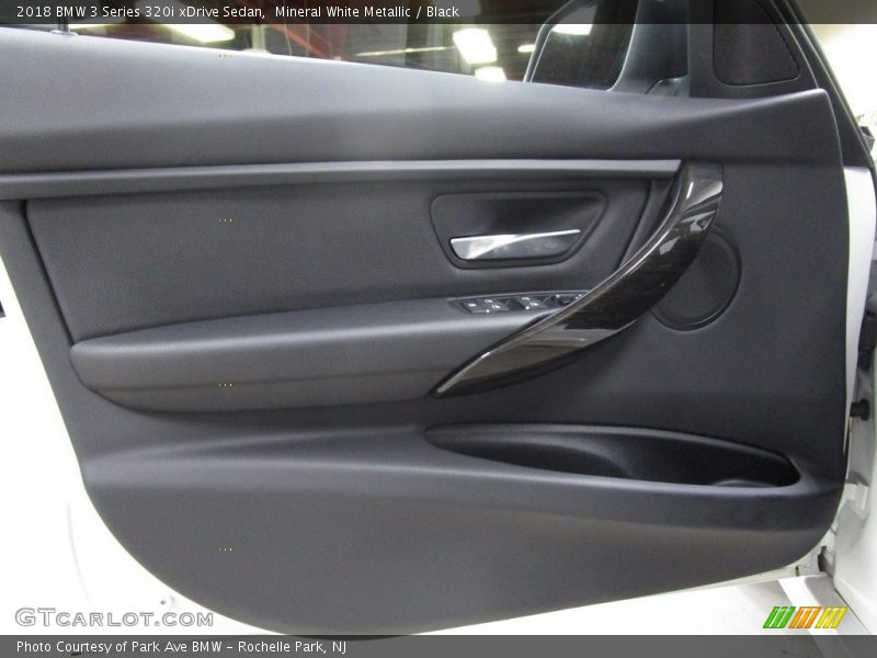 Mineral White Metallic / Black 2018 BMW 3 Series 320i xDrive Sedan