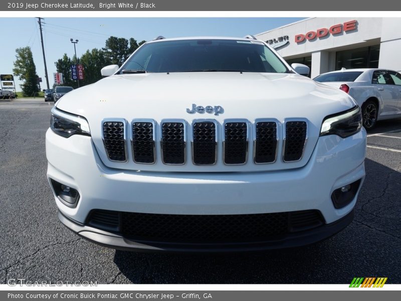 Bright White / Black 2019 Jeep Cherokee Latitude