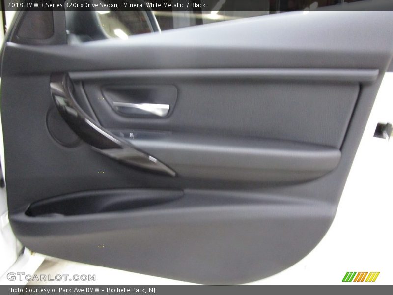 Mineral White Metallic / Black 2018 BMW 3 Series 320i xDrive Sedan