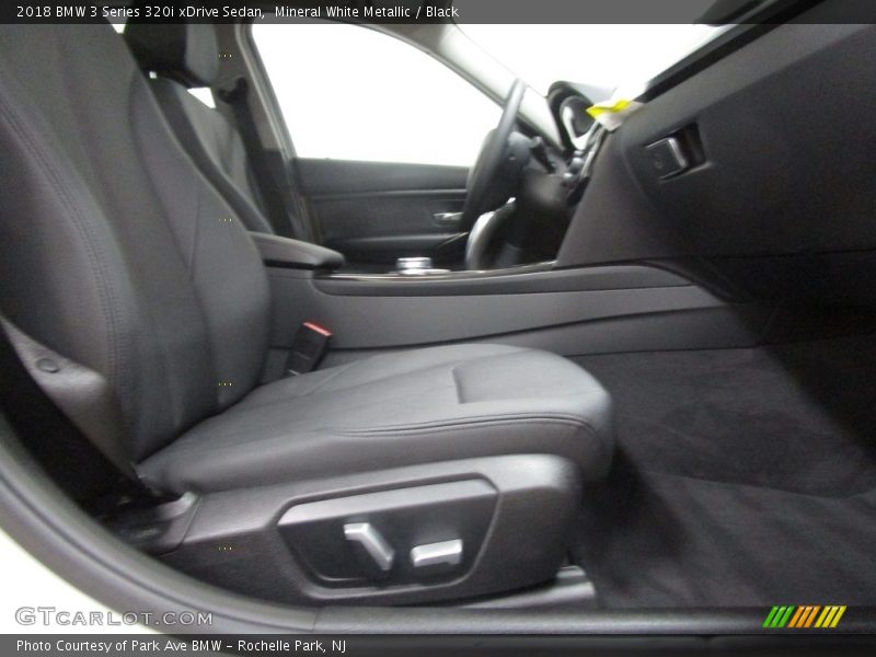 Mineral White Metallic / Black 2018 BMW 3 Series 320i xDrive Sedan
