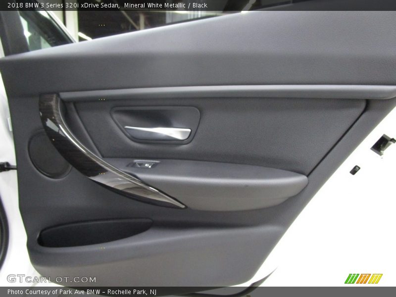 Mineral White Metallic / Black 2018 BMW 3 Series 320i xDrive Sedan