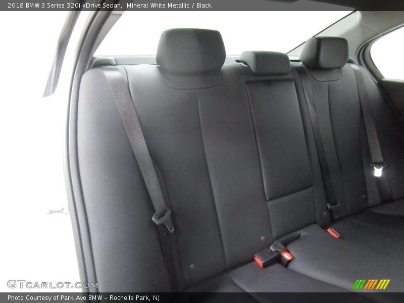 Mineral White Metallic / Black 2018 BMW 3 Series 320i xDrive Sedan