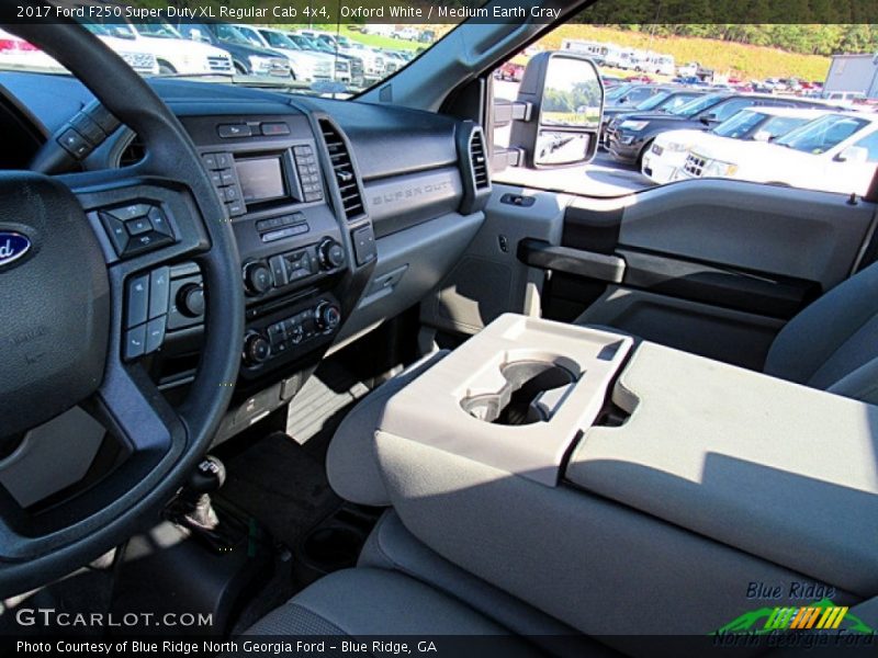 Oxford White / Medium Earth Gray 2017 Ford F250 Super Duty XL Regular Cab 4x4
