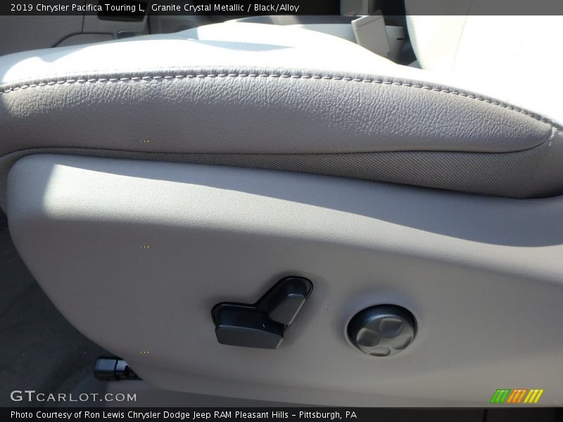 Granite Crystal Metallic / Black/Alloy 2019 Chrysler Pacifica Touring L