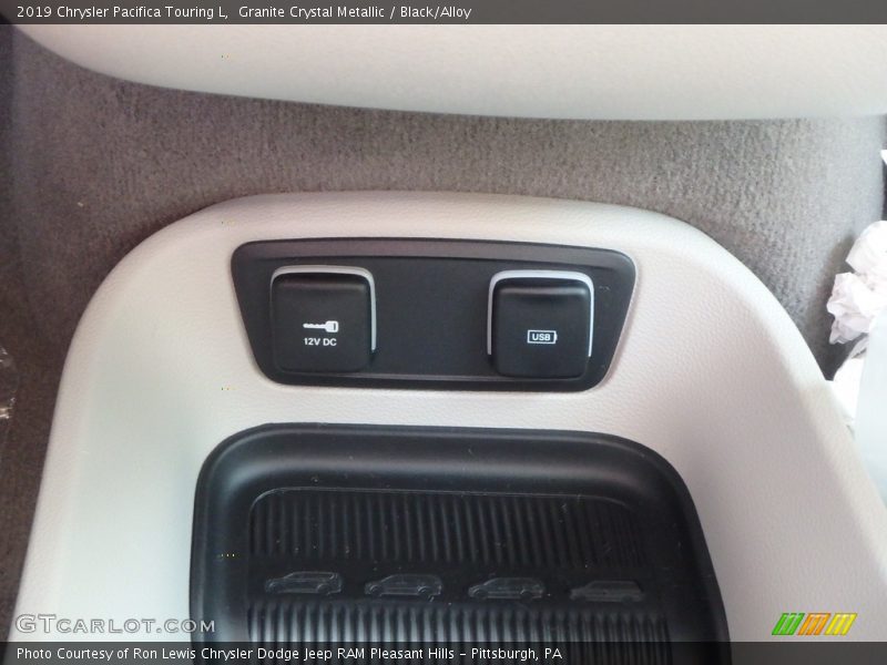 Granite Crystal Metallic / Black/Alloy 2019 Chrysler Pacifica Touring L