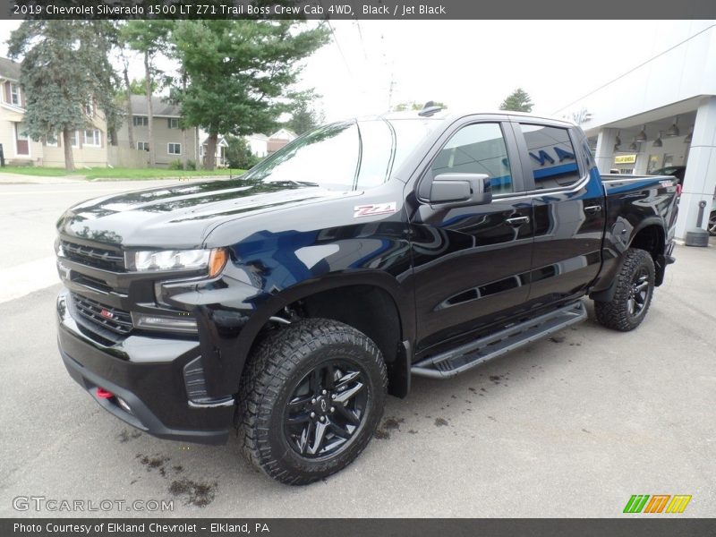 Front 3/4 View of 2019 Silverado 1500 LT Z71 Trail Boss Crew Cab 4WD