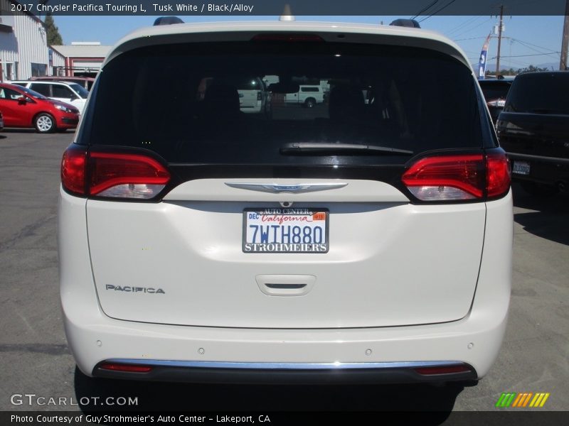 Tusk White / Black/Alloy 2017 Chrysler Pacifica Touring L