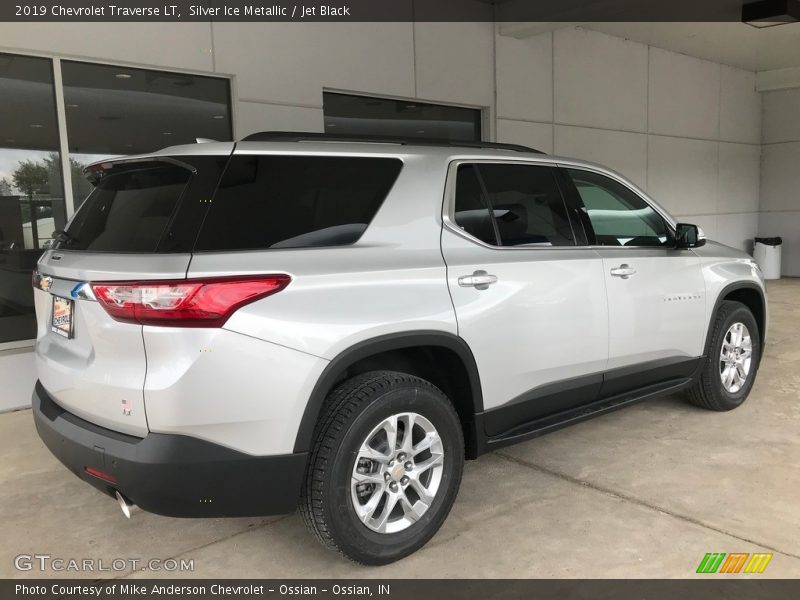 Silver Ice Metallic / Jet Black 2019 Chevrolet Traverse LT