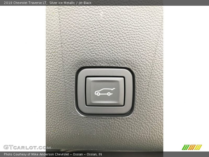 Silver Ice Metallic / Jet Black 2019 Chevrolet Traverse LT