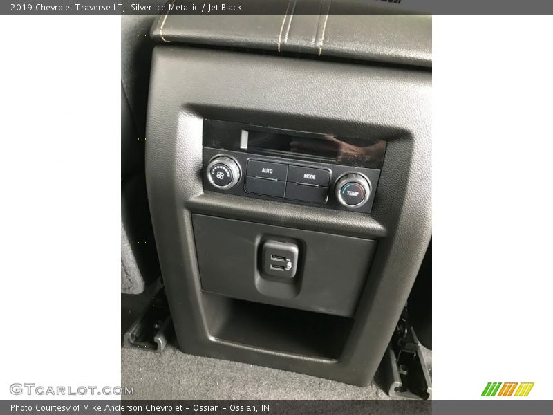 Silver Ice Metallic / Jet Black 2019 Chevrolet Traverse LT