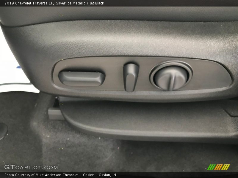 Silver Ice Metallic / Jet Black 2019 Chevrolet Traverse LT