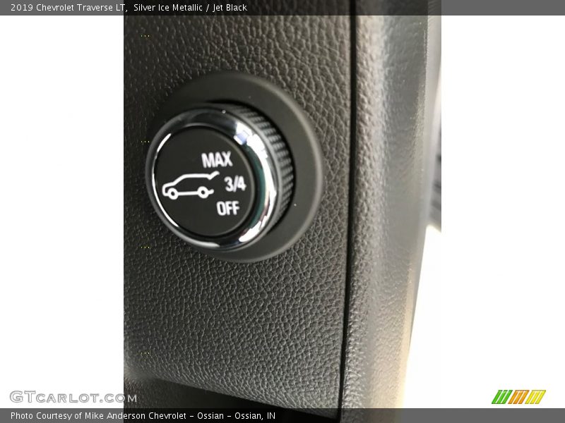 Silver Ice Metallic / Jet Black 2019 Chevrolet Traverse LT