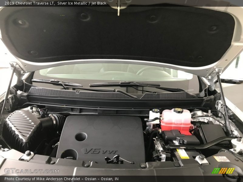 Silver Ice Metallic / Jet Black 2019 Chevrolet Traverse LT