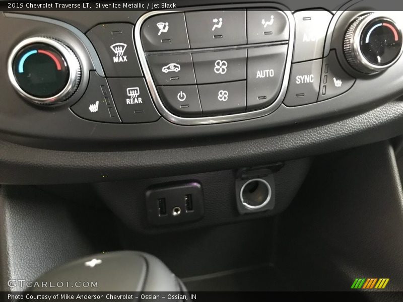 Silver Ice Metallic / Jet Black 2019 Chevrolet Traverse LT