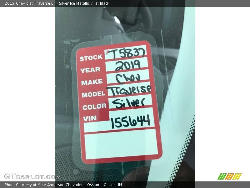 Silver Ice Metallic / Jet Black 2019 Chevrolet Traverse LT