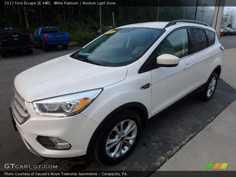 Front 3/4 View of 2017 Escape SE 4WD