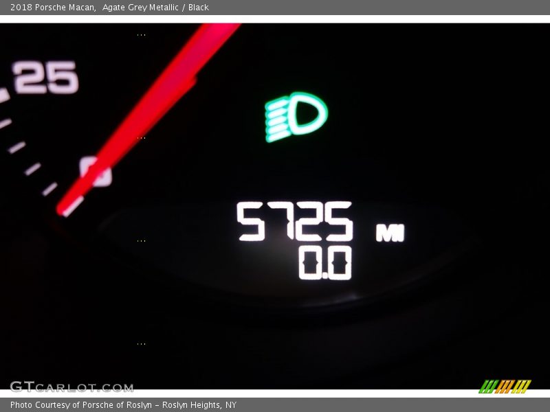 Agate Grey Metallic / Black 2018 Porsche Macan