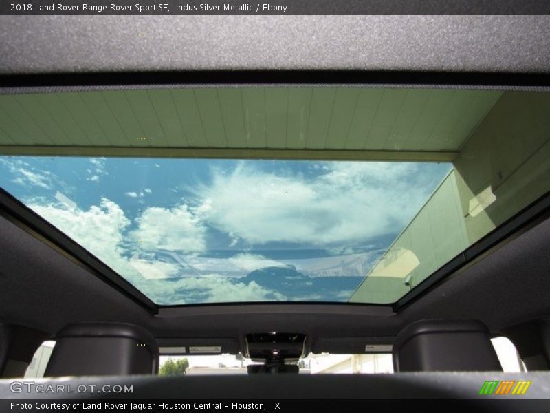 Sunroof of 2018 Range Rover Sport SE