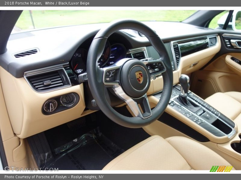 White / Black/Luxor Beige 2018 Porsche Macan