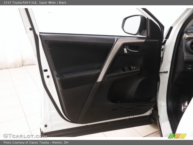 Super White / Black 2015 Toyota RAV4 XLE