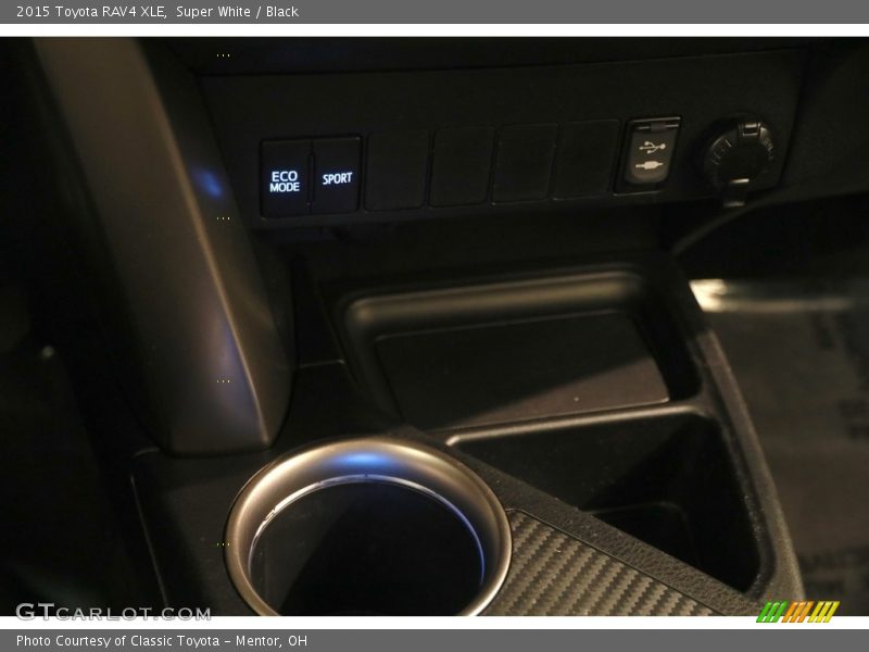 Super White / Black 2015 Toyota RAV4 XLE