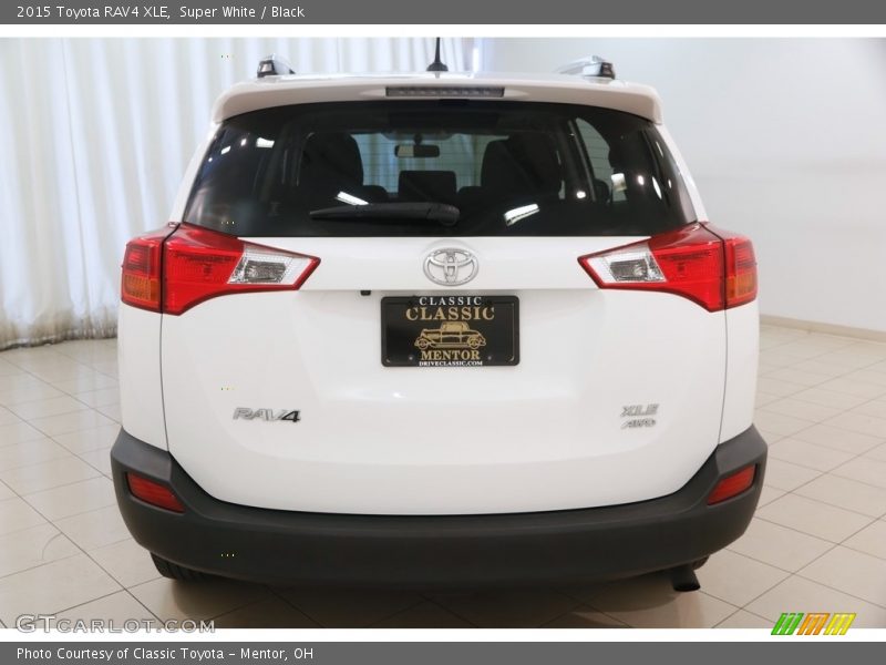 Super White / Black 2015 Toyota RAV4 XLE