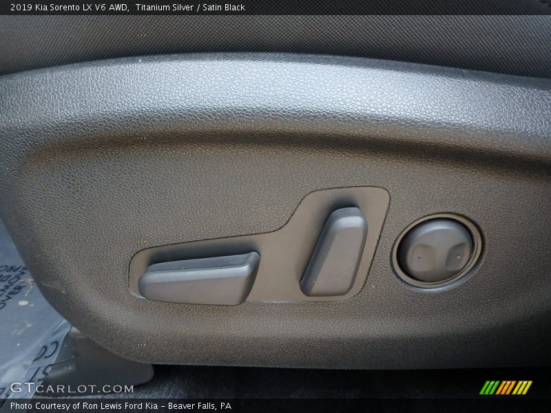 Titanium Silver / Satin Black 2019 Kia Sorento LX V6 AWD