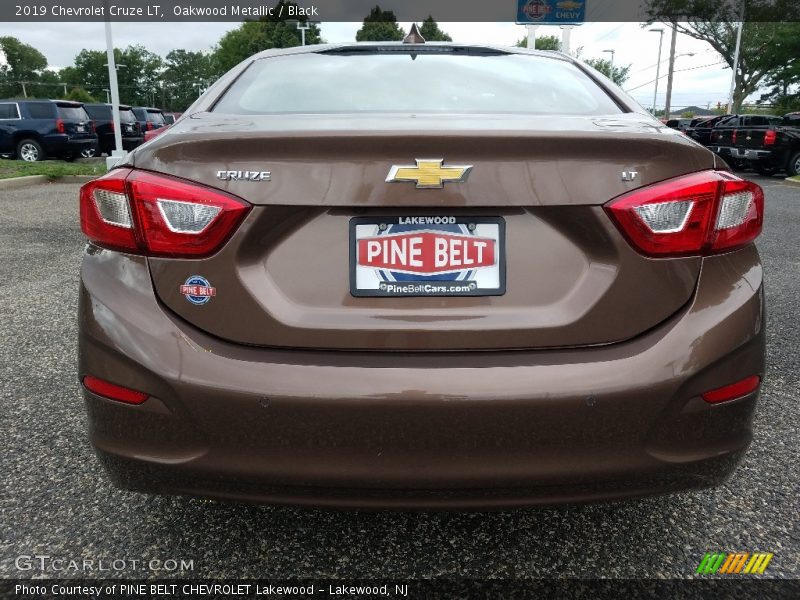 Oakwood Metallic / Black 2019 Chevrolet Cruze LT