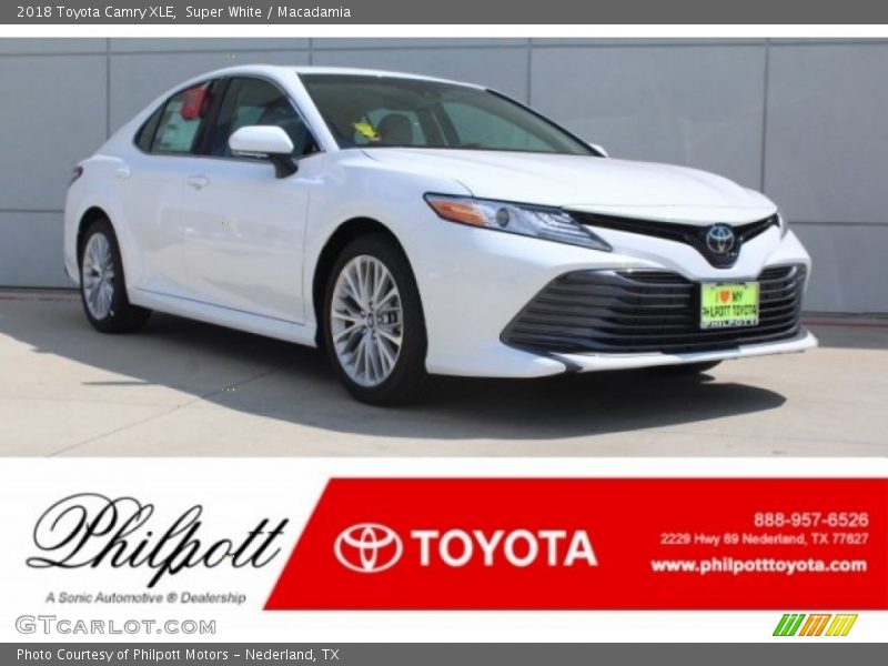 Super White / Macadamia 2018 Toyota Camry XLE