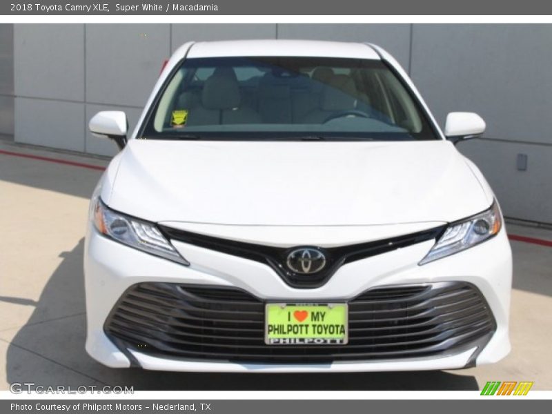 Super White / Macadamia 2018 Toyota Camry XLE