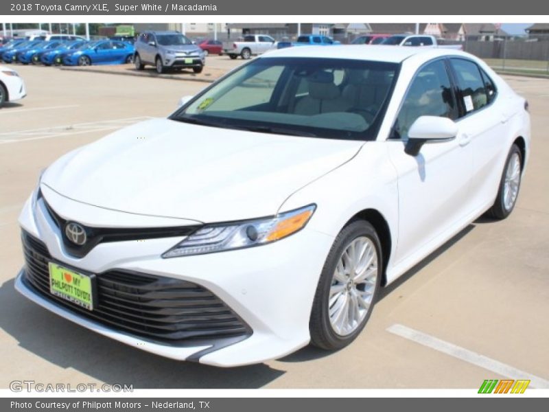 Super White / Macadamia 2018 Toyota Camry XLE