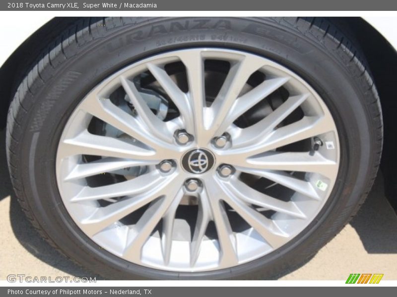 Super White / Macadamia 2018 Toyota Camry XLE