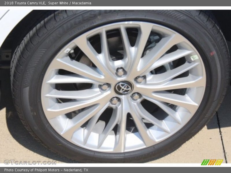 Super White / Macadamia 2018 Toyota Camry XLE