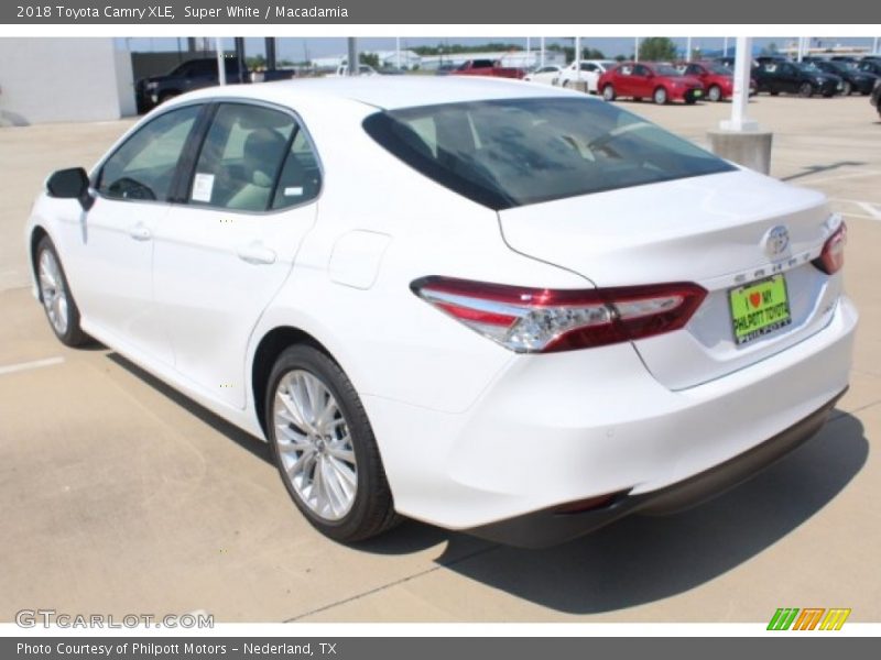 Super White / Macadamia 2018 Toyota Camry XLE