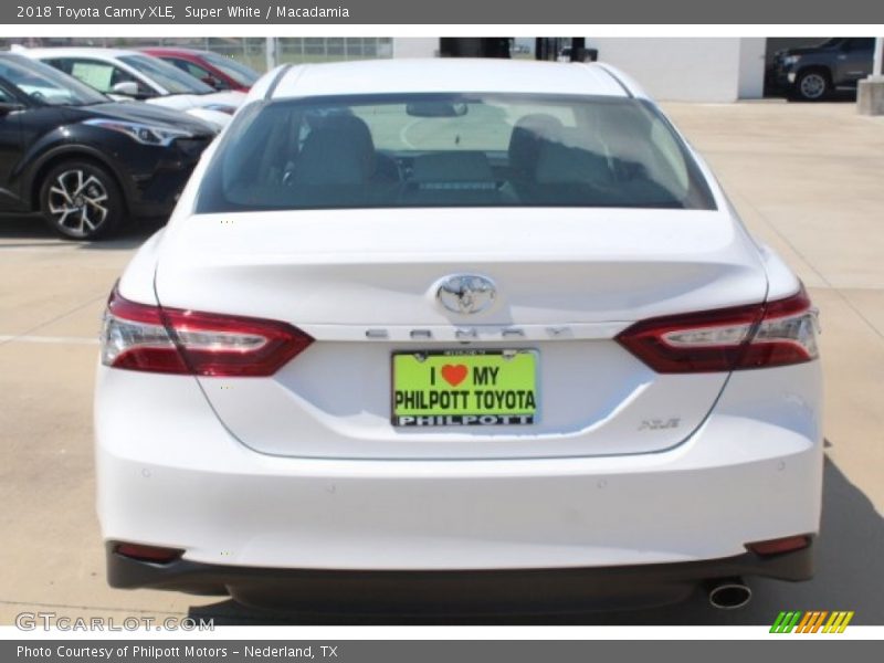 Super White / Macadamia 2018 Toyota Camry XLE