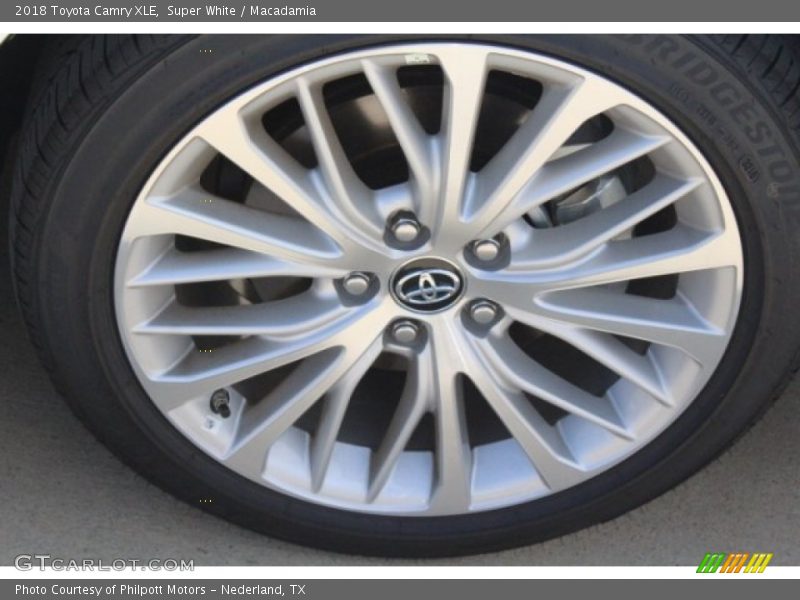 Super White / Macadamia 2018 Toyota Camry XLE